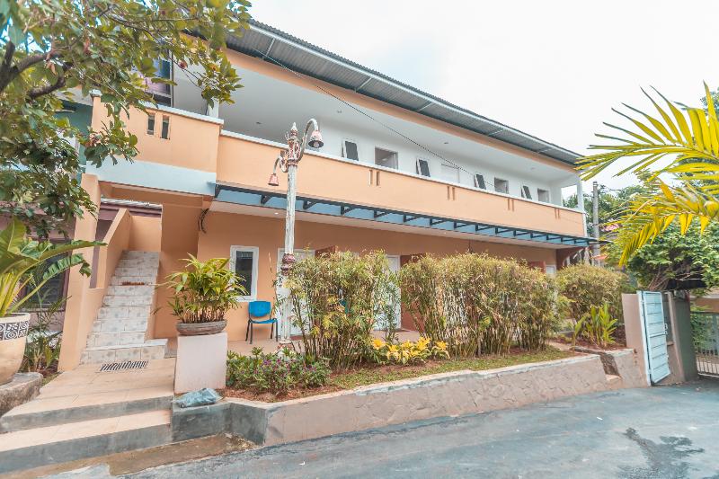 Otel Oyo 2229 Dolfie Residence