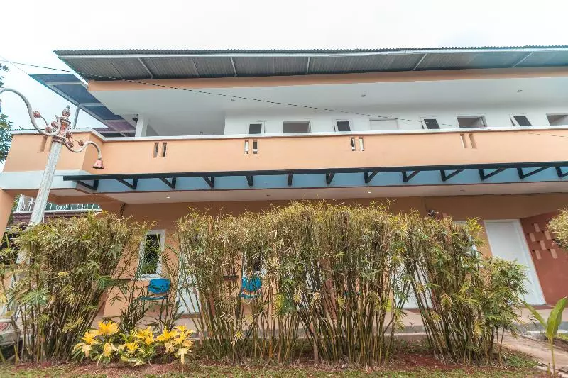 Hotelli Oyo 2229 Dolfie Residence