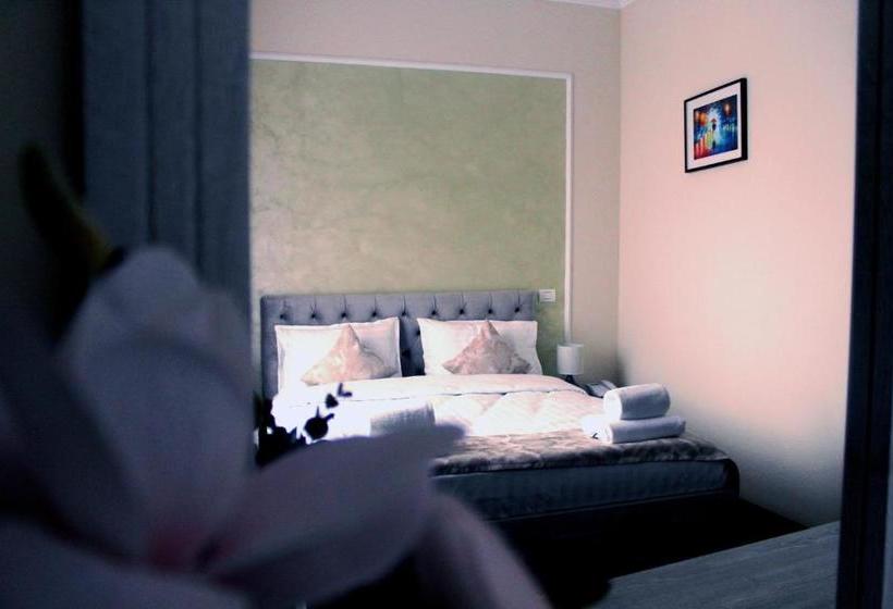 هتل Pensiunea Romeo Resort