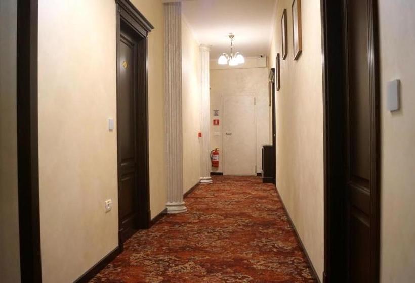 هتل Pensiunea Romeo Resort