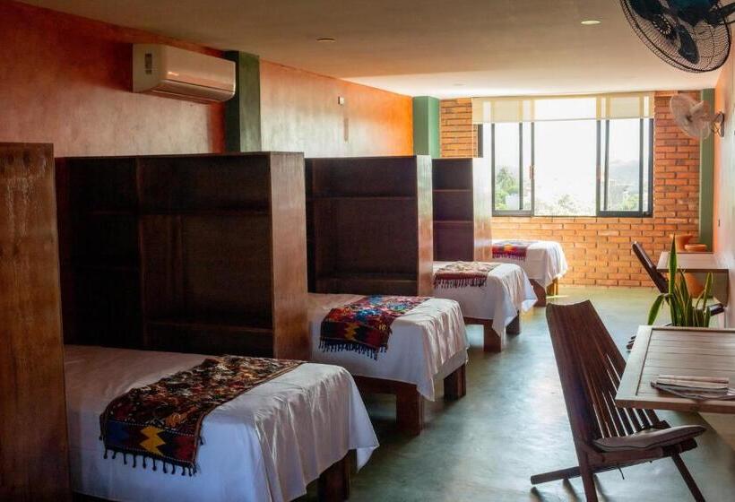 Madre Tierra Hotel & Coworking & Hostal