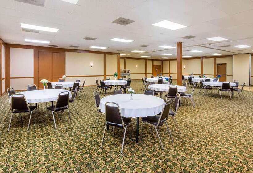 Отель Baymont By Wyndham Fort Morgan