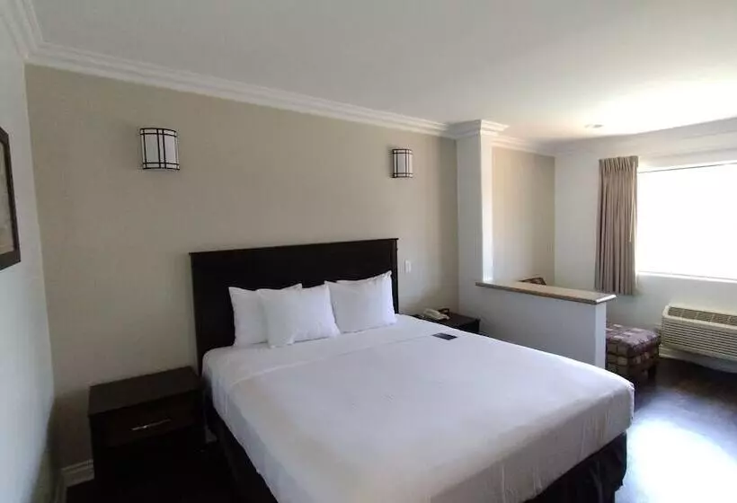 Отель Baymont By Wyndham Ontario