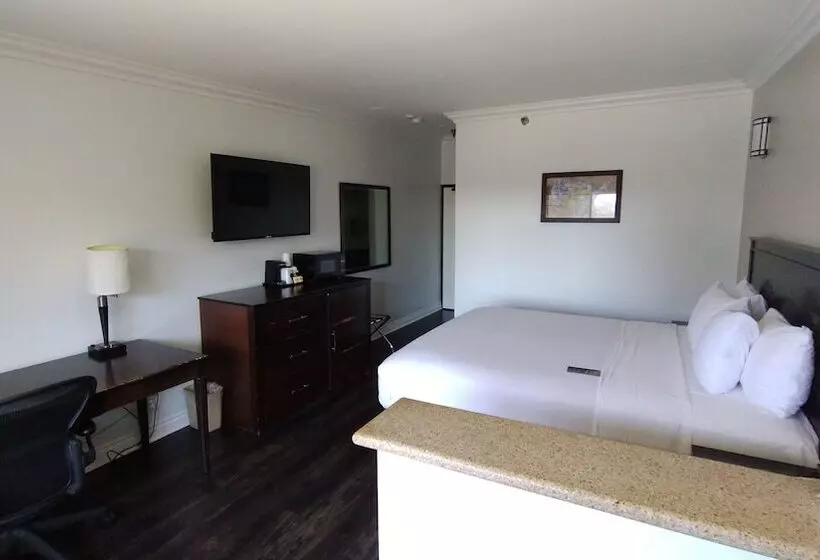 Отель Baymont By Wyndham Ontario