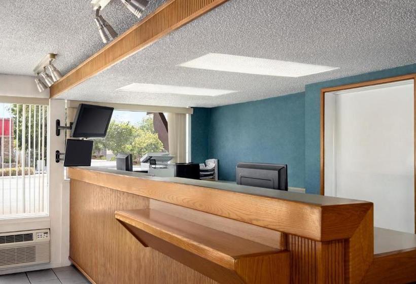 فندق Howard Johnson By Wyndham San Diego State University Area