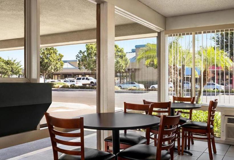 فندق Howard Johnson By Wyndham San Diego State University Area