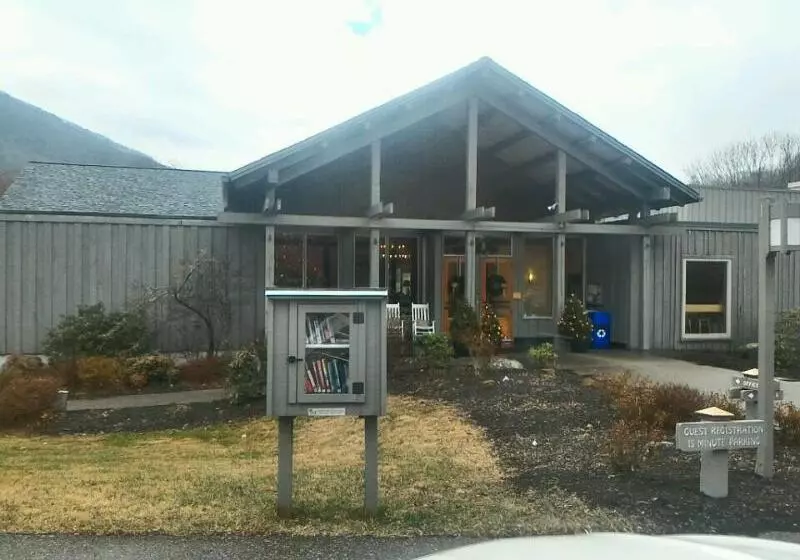 ホテル Peaks Of Otter Lodge