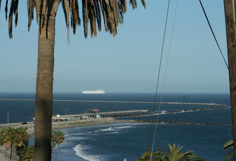 모텔 Pacific Inn & Suites