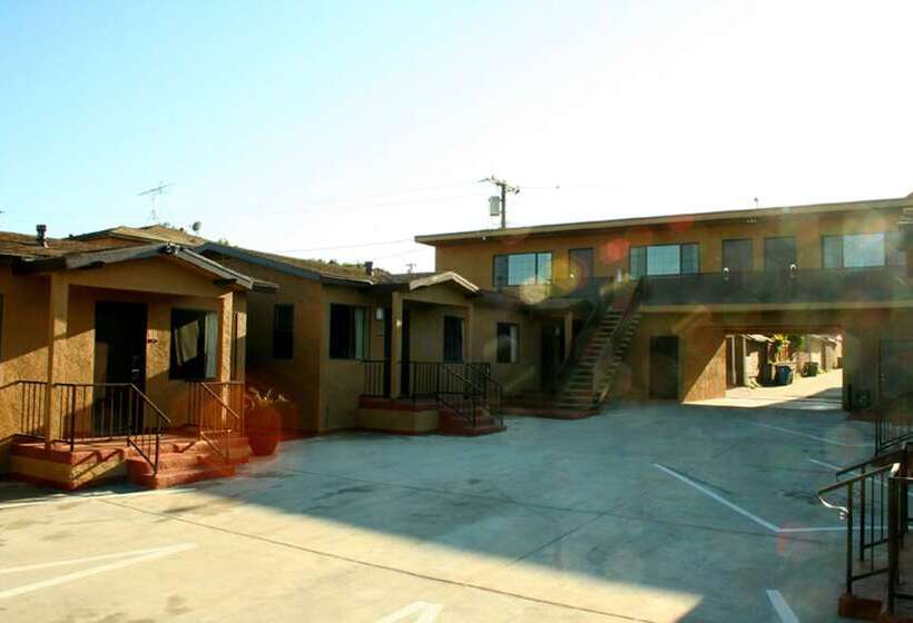 모텔 Pacific Inn & Suites