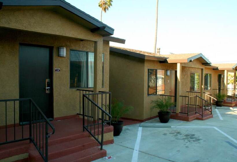 모텔 Pacific Inn & Suites