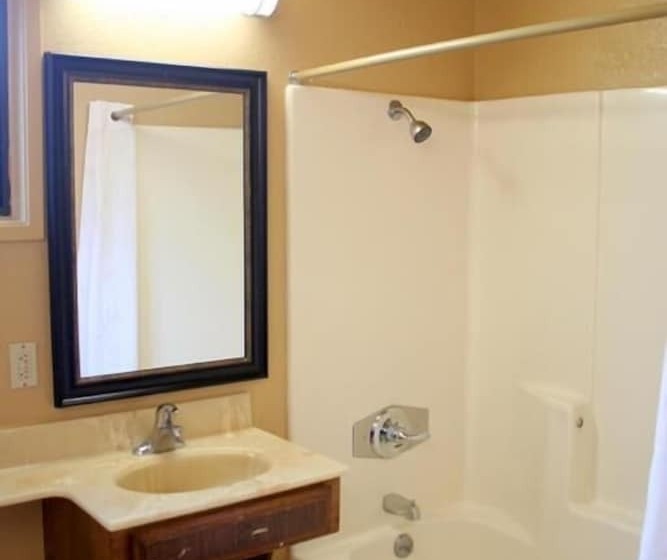 모텔 Pacific Inn & Suites