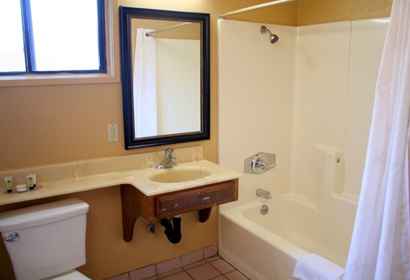 모텔 Pacific Inn & Suites