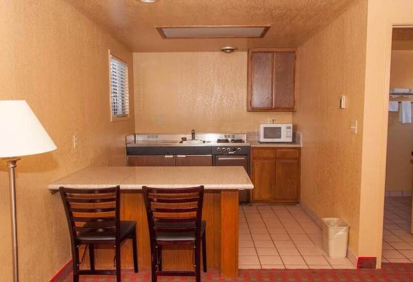 모텔 Pacific Inn & Suites