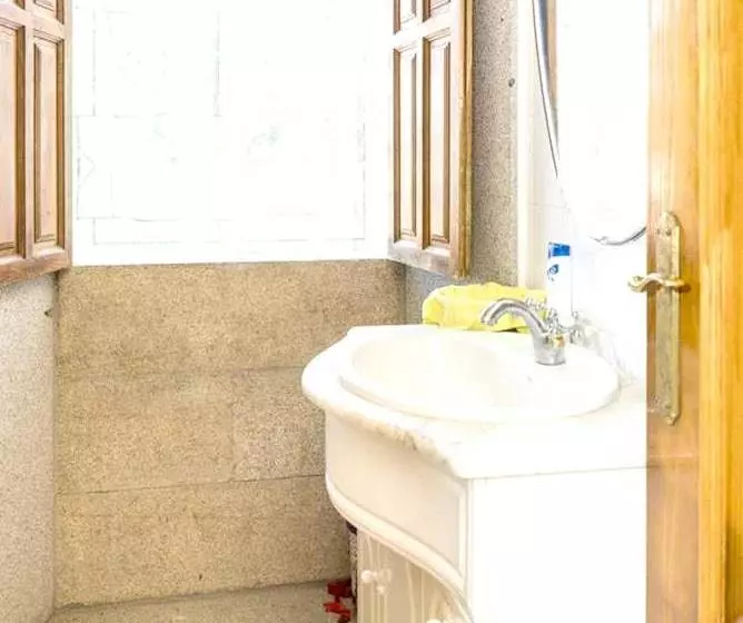 Spacious House With Mountain View In Carboeiro De Francia