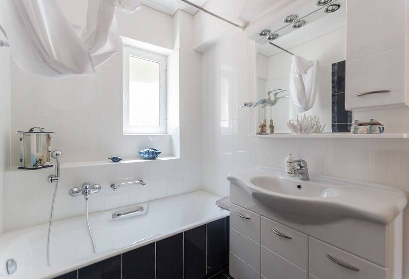 New Stylish Apartment With Sea View