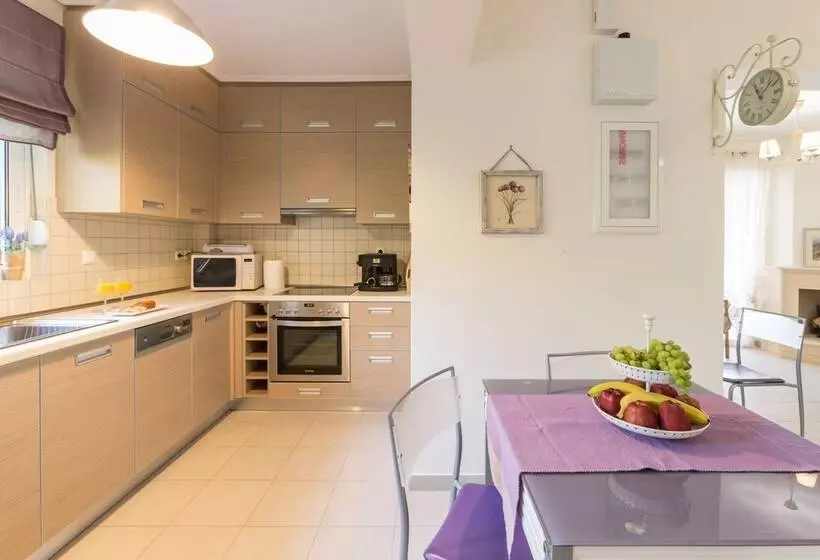 New Stylish Apartment With Sea View