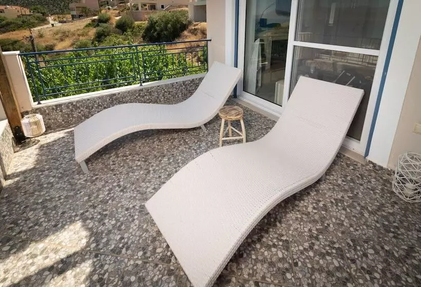 Seaview Flat Steps To The Beach