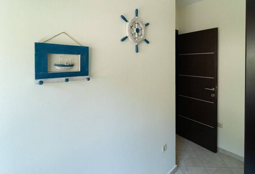 Seaview Flat Steps To The Beach