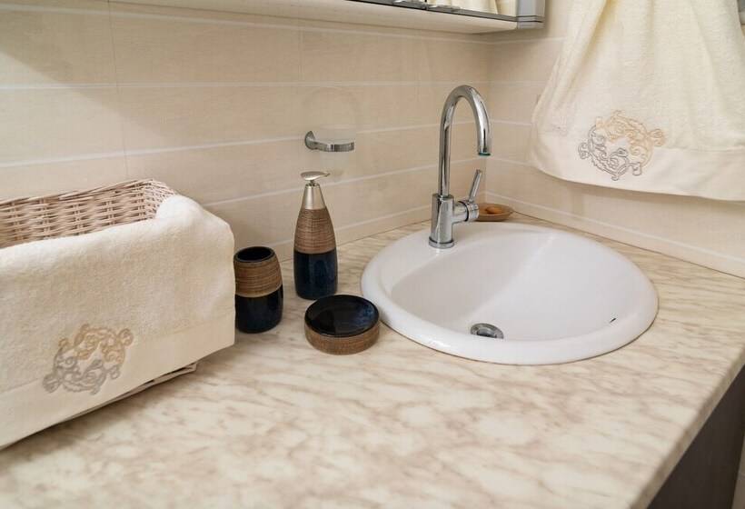 Seaview Flat Steps To The Beach