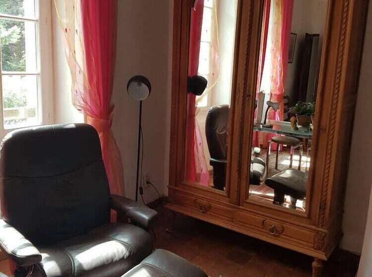 تختخواب و صبحانه Chambre D Hotes Presbytère St Symphorien