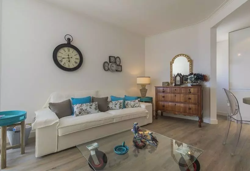 Cozy Seaview Apartment