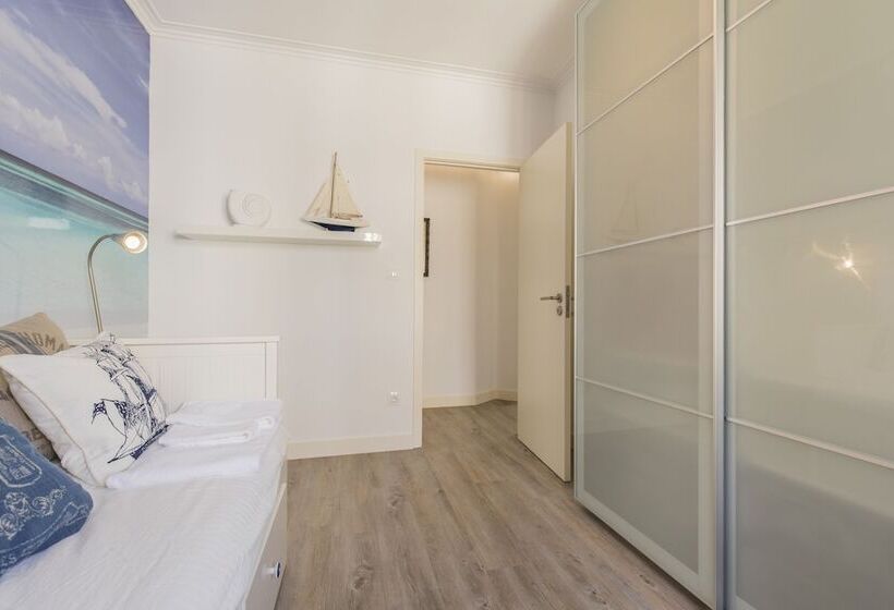 Cozy Seaview Apartment