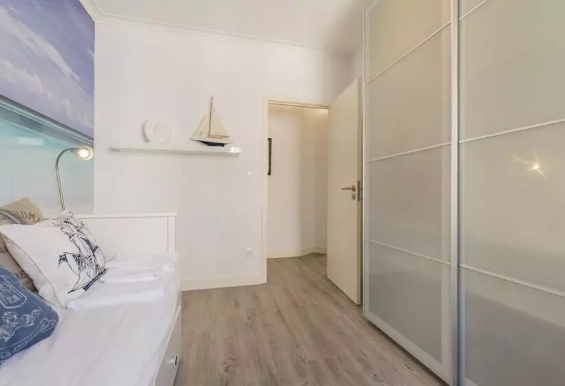 Cozy Seaview Apartment