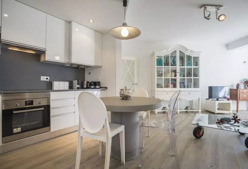 Cozy Seaview Apartment