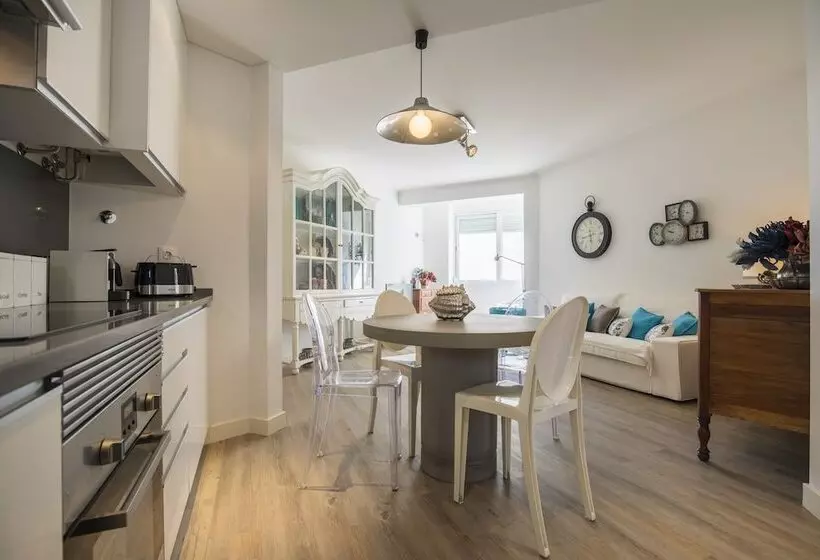 Cozy Seaview Apartment