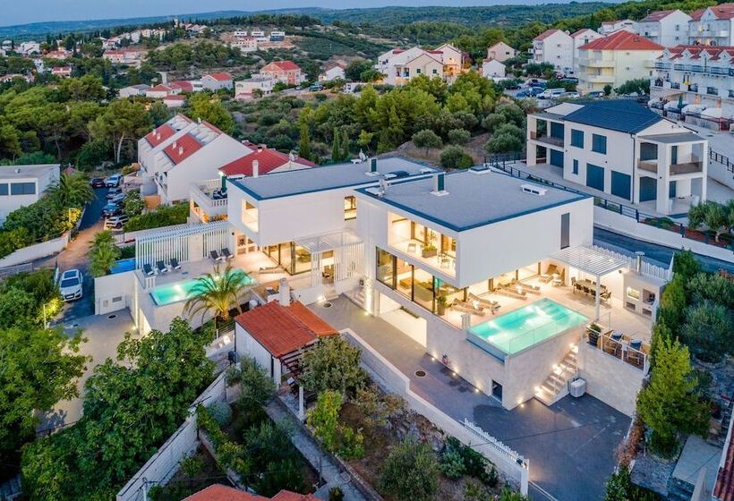 Luxury Villa Soleil With Swimming Pool