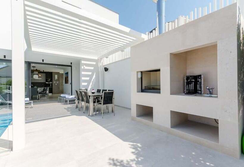 Luxury Villa Soleil With Swimming Pool