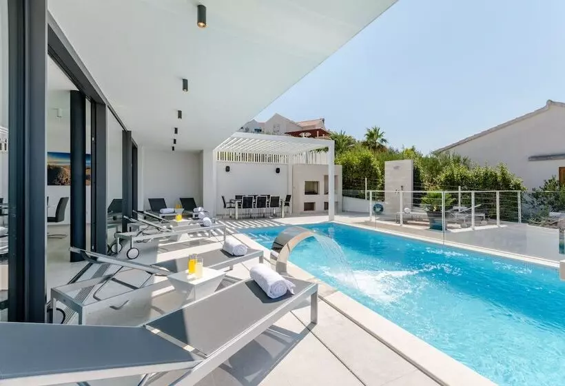 Luxury Villa Soleil With Swimming Pool