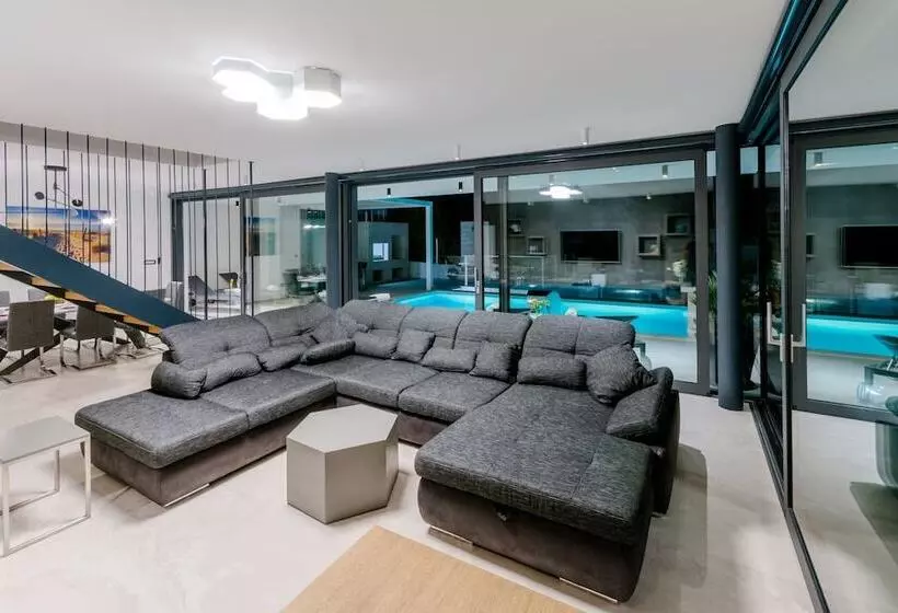 Luxury Villa Soleil With Swimming Pool