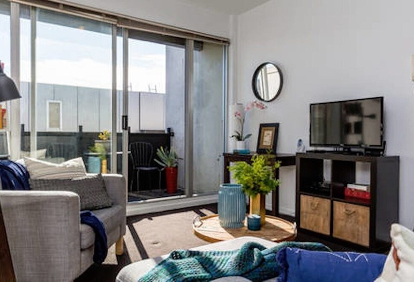 Mika, 2bdr Fitzroy Pad With Secure Parking