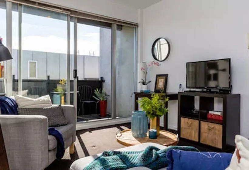 Mika, 2bdr Fitzroy Pad With Secure Parking