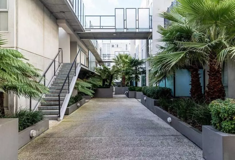 Mika, 2bdr Fitzroy Pad With Secure Parking