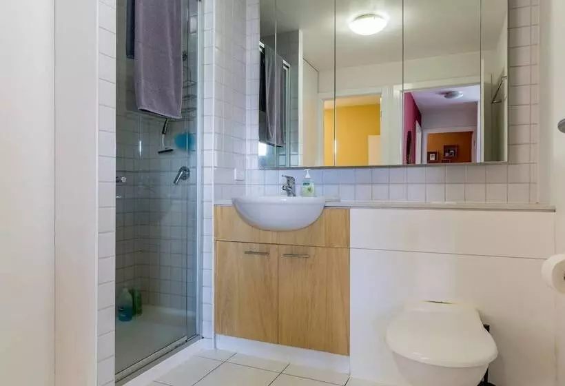 Mika, 2bdr Fitzroy Pad With Secure Parking