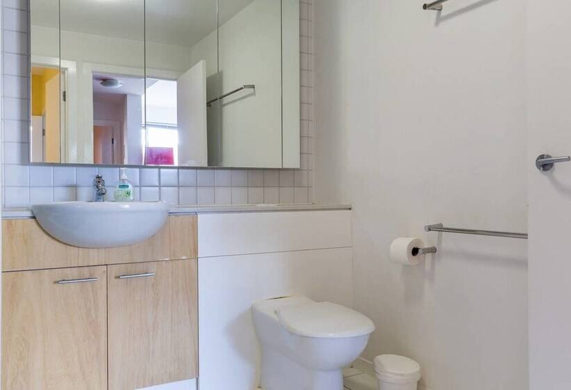 Mika, 2bdr Fitzroy Pad With Secure Parking