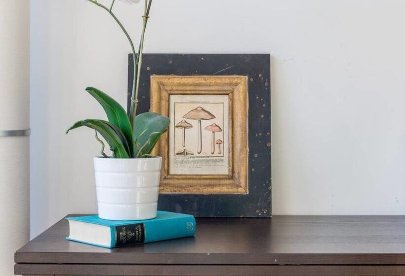 Mika, 2bdr Fitzroy Pad With Secure Parking