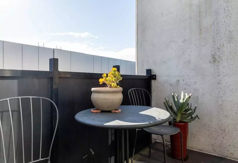 Mika, 2bdr Fitzroy Pad With Secure Parking