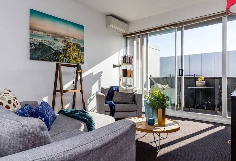 Mika, 2bdr Fitzroy Pad With Secure Parking