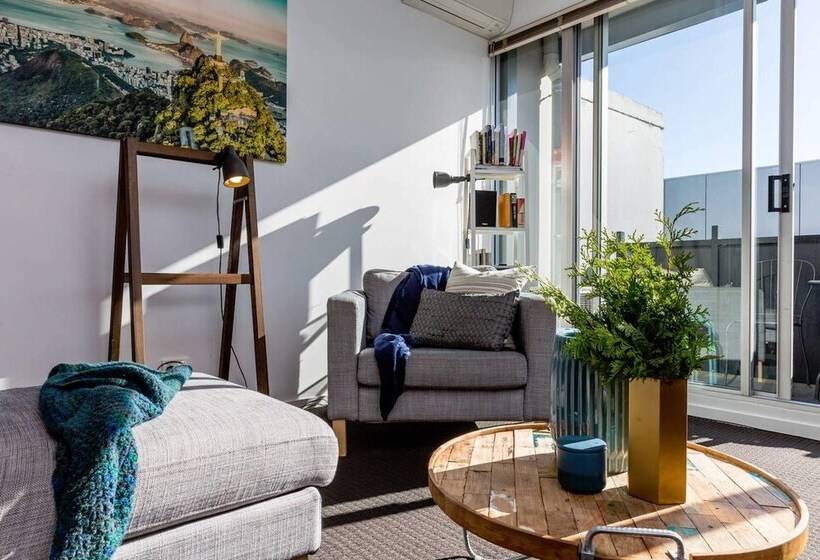 Mika, 2bdr Fitzroy Pad With Secure Parking