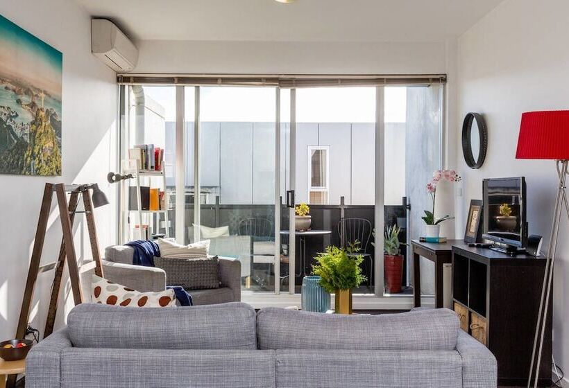 Mika, 2bdr Fitzroy Pad With Secure Parking