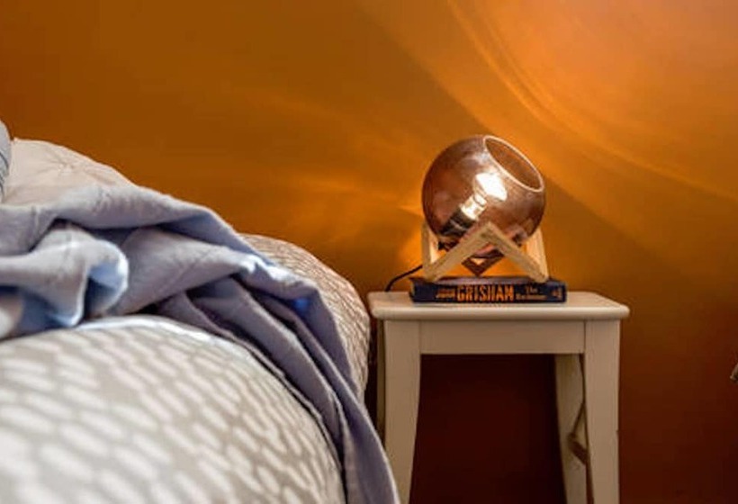 Mika, 2bdr Fitzroy Pad With Secure Parking