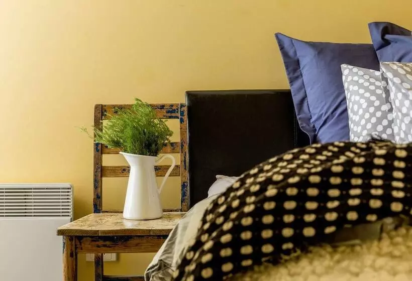 Mika, 2bdr Fitzroy Pad With Secure Parking