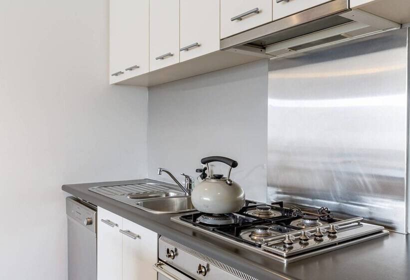 Mika, 2bdr Fitzroy Pad With Secure Parking