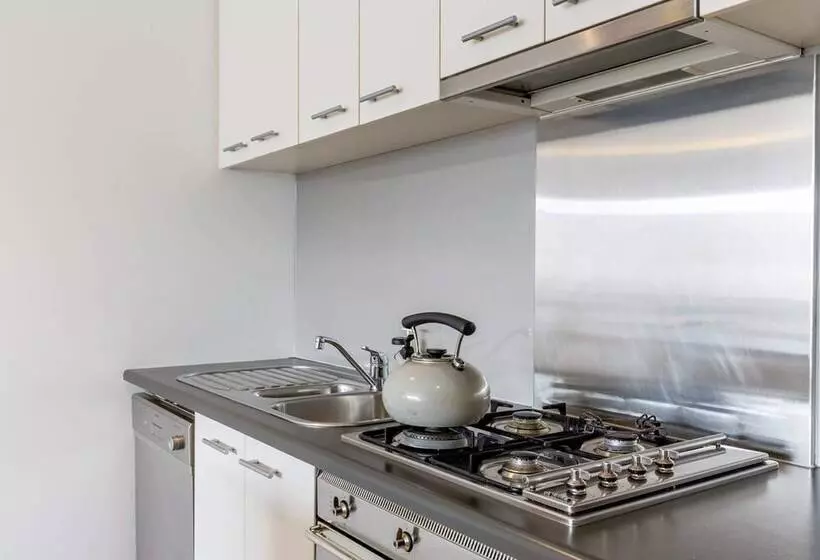 Mika, 2bdr Fitzroy Pad With Secure Parking