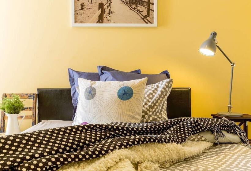 Mika, 2bdr Fitzroy Pad With Secure Parking