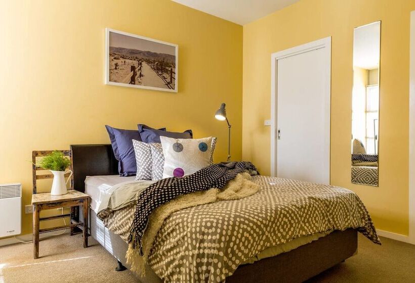 Mika, 2bdr Fitzroy Pad With Secure Parking