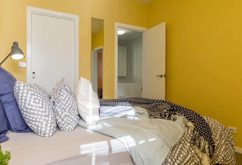 Mika, 2bdr Fitzroy Pad With Secure Parking